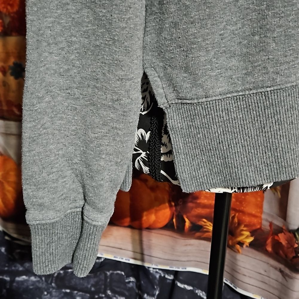 Kirkland Signature Gray Long Sleeve Sweatshirt with Stitched Cat. Size Medium - Picture 6 of 8
